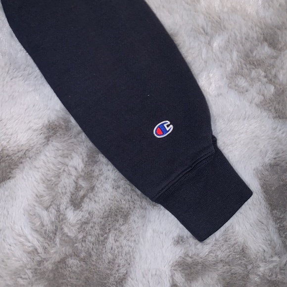 Men’s navy blue Champion crewneck. - Picture 3 of 3